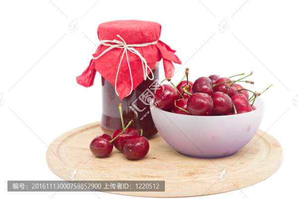 櫻桃果醬與新鮮櫻桃分離白色