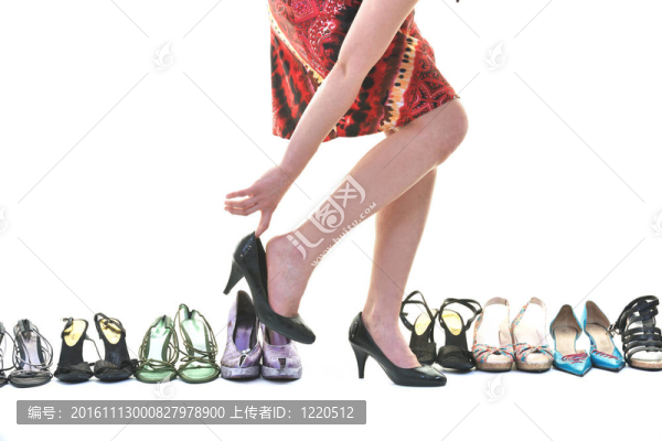 女人買鞋的概念選擇和購物；孤立的白色背景工作室