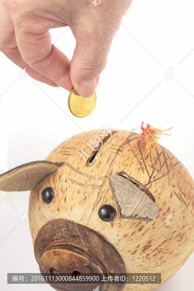 儲(chǔ)蓄；男性手把硬幣放入存錢(qián)罐。