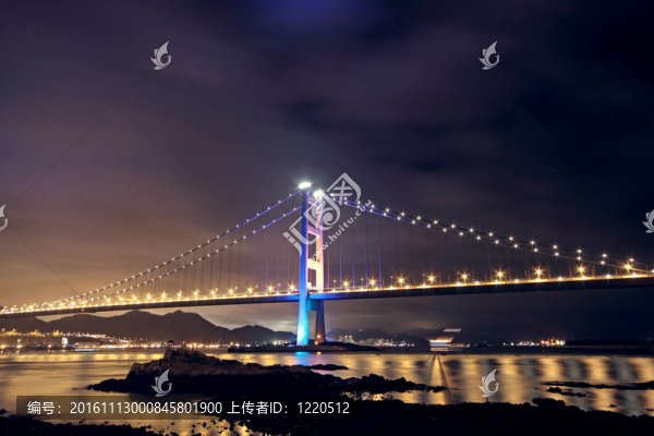 晚上在香港青馬大橋