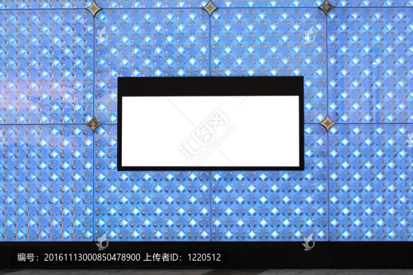 墻上的空白廣告牌和燈光背景