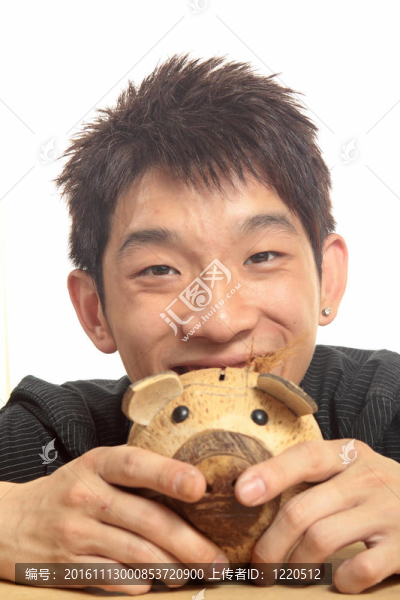 亞洲男子與小豬銀行