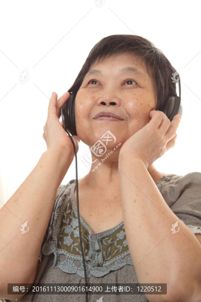 高級(jí)女性用耳機(jī)聽(tīng)音樂(lè)