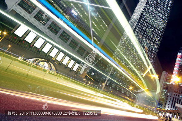 夜燈微量現(xiàn)代建筑在香港的背景；中國。