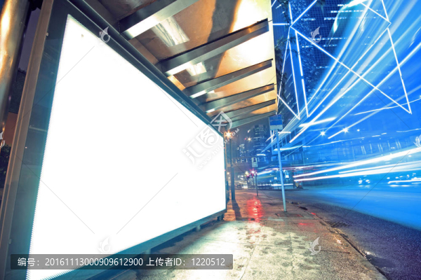 夜間交通的白色顯示廣告