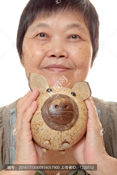 在小豬存錢(qián)罐里放硬幣的女人。選擇焦點(diǎn)；復(fù)制空間