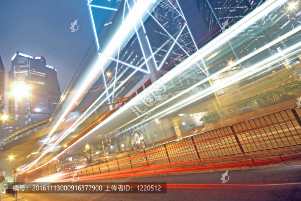 現(xiàn)代建筑在街上的交通燈徑