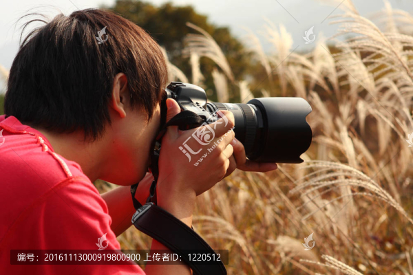 攝影師在鄉(xiāng)村拍照