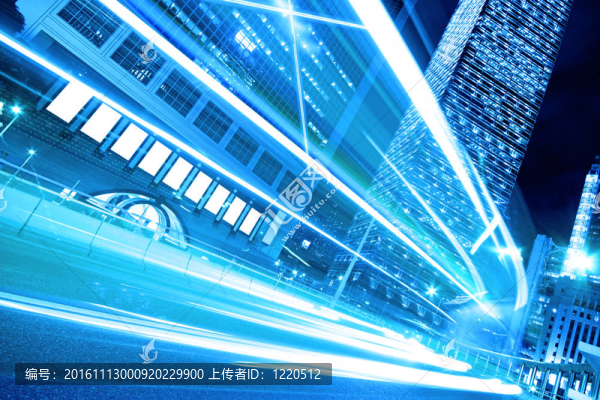 城市景觀在夜間和通過城市的交通
