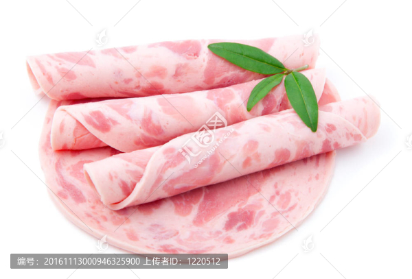 白色背景上分離的火腿片