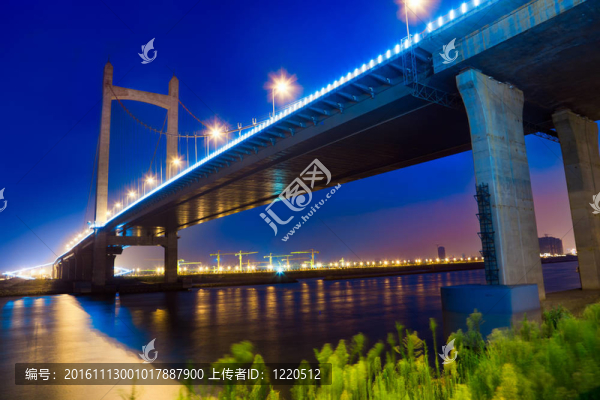 黃昏時的橋