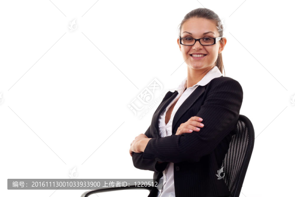 坐在辦公椅上雙臂交叉的商務(wù)女性