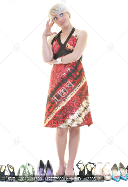 女人買(mǎi)鞋的概念選擇和購(gòu)物；孤立的白色背景工作室