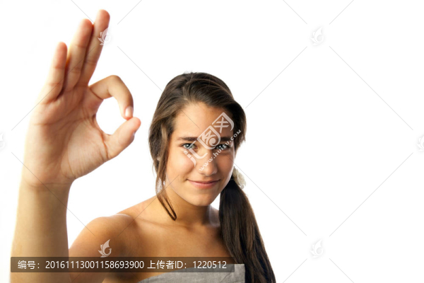 一個十幾歲的女孩做一個確定的標(biāo)志
