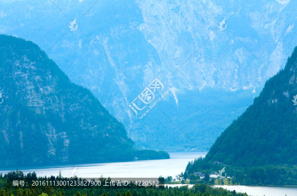 高山夏季湖泊景觀