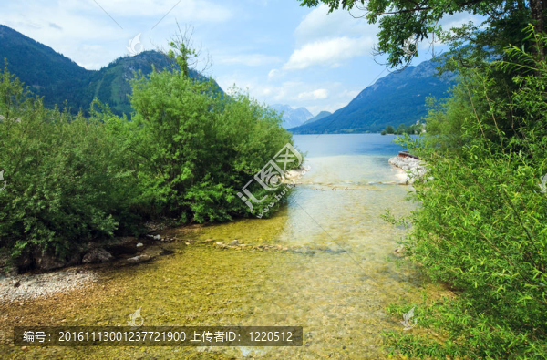 高山夏季湖泊景觀