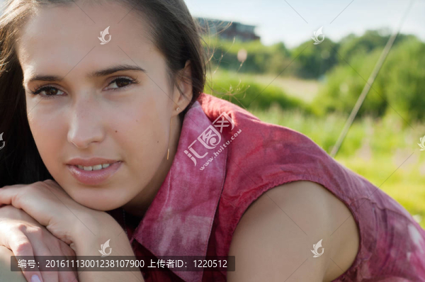 美麗的黑發(fā)女人