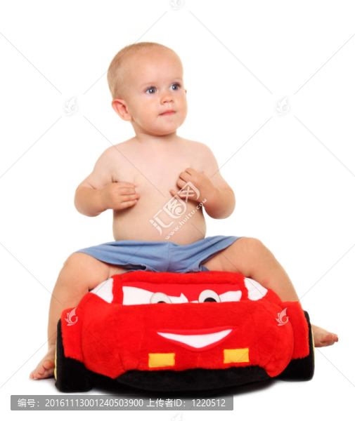 小男孩在一輛紅色的軟玩具車