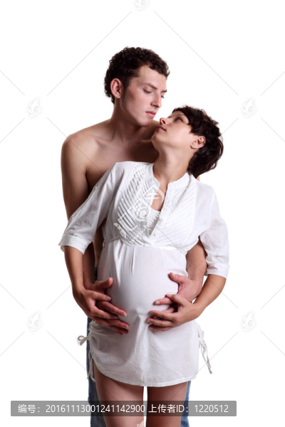年輕男子與他的懷孕的妻子