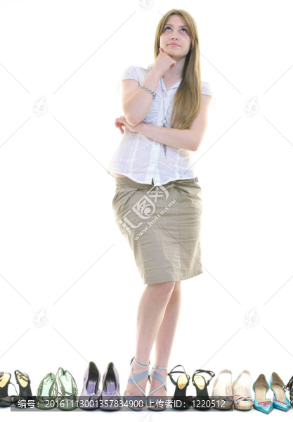 女人買(mǎi)鞋的概念選擇和購(gòu)物；孤立的白色背景工作室