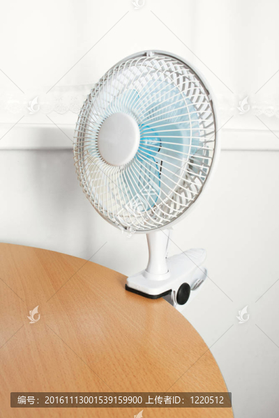 臺式風扇。