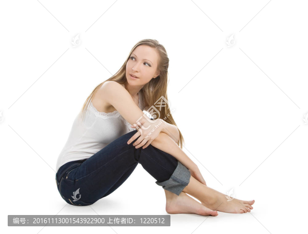 幸福的無憂無慮的少女坐在地板上
