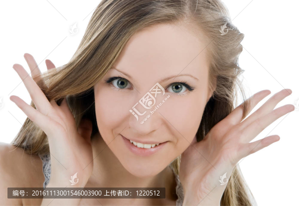 她用手聽(tīng)到女人微笑的臉