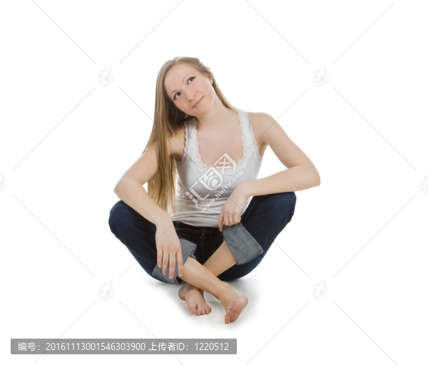 幸福的無(wú)憂(yōu)無(wú)慮的少女坐在地板上