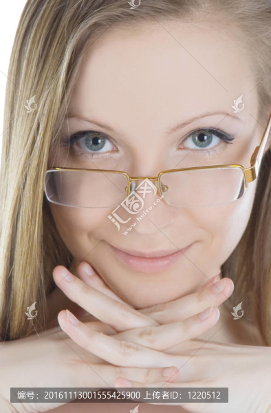 美麗的金發(fā)女人在眼鏡的肖像