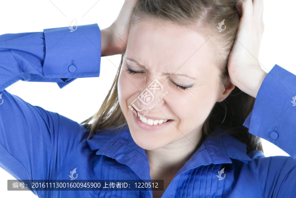 頭痛的女人雙手托著頭