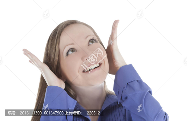 她用手聽到女人微笑的臉