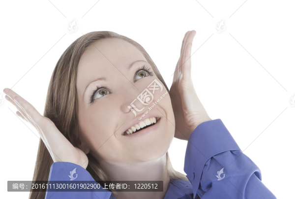她用手聽(tīng)到女人微笑的臉