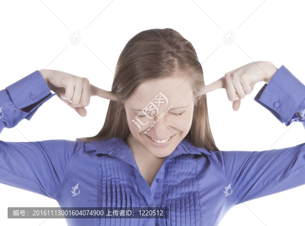 年輕女人用手指畫耳朵