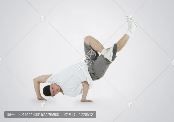 少年跳霹靂舞動作