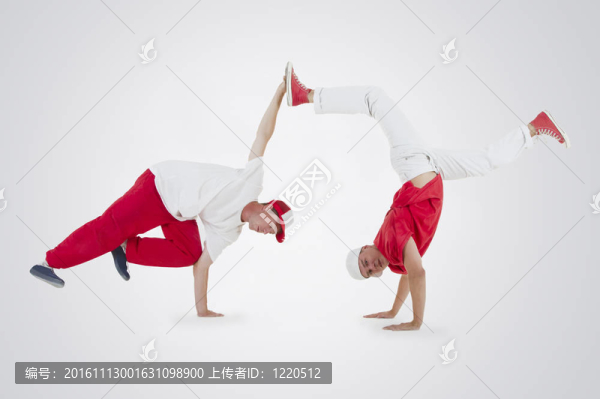 少年跳霹靂舞動(dòng)作