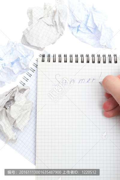 手在筆記本上寫下