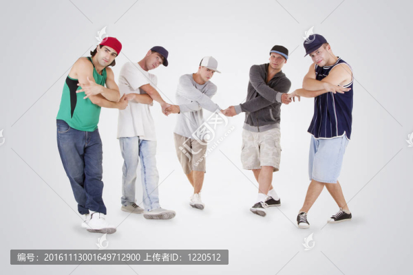 一群青少年冒充白人