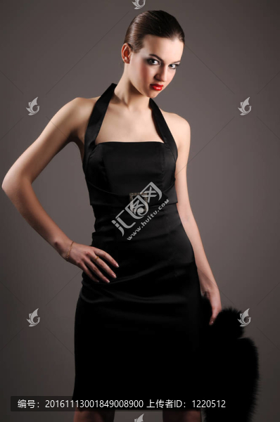 黑發(fā)女人的黑色連衣裙