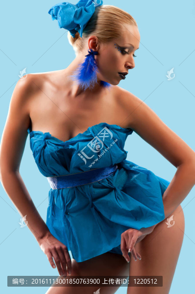 穿藍(lán)色衣服的女人