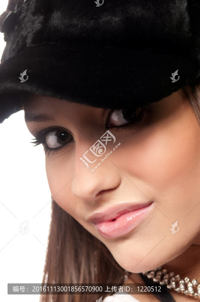 在一頂毛皮帽子里的女人