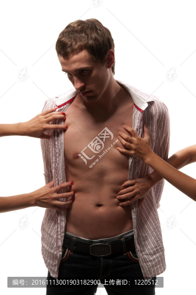 哪一個男人拉著女人的手