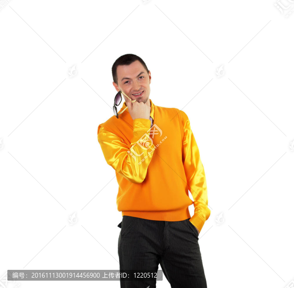 穿著鮮艷的年輕快樂的男人