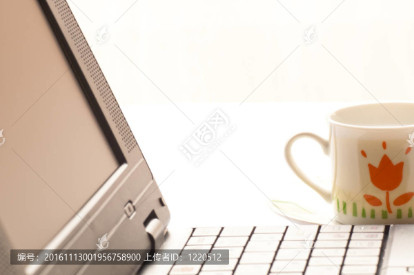 一杯咖啡和筆記本電腦在桌子上
