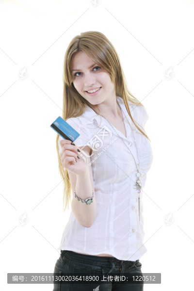 年輕女子持有信用卡