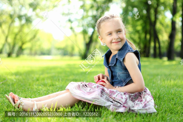 在公園里的一個小女孩的畫像
