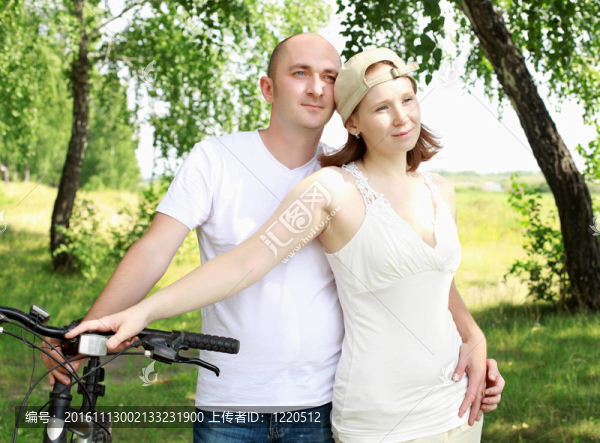 年輕夫婦在公園里的自行車上