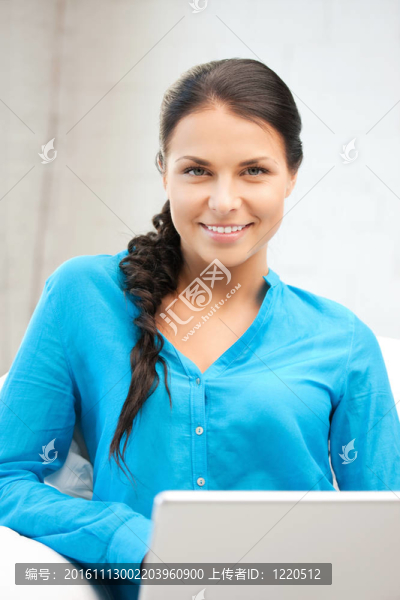 帶著筆記本電腦的快樂女人