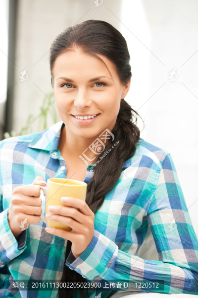 可愛的家庭主婦與杯