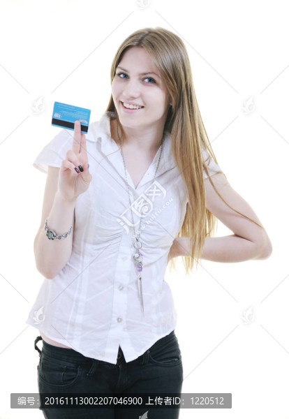 年輕女子持有信用卡