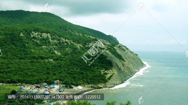 山脈；大海；海灘